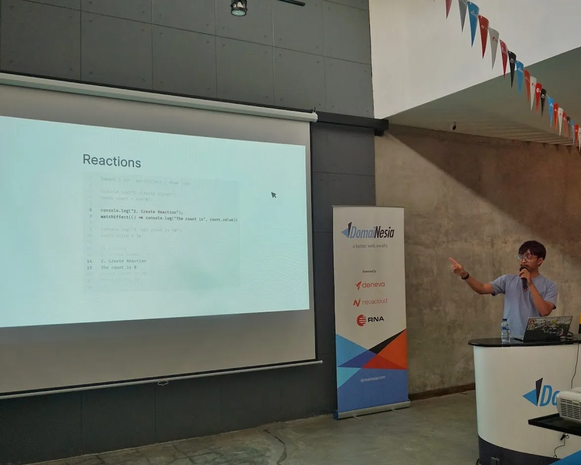 Kalwabed presenting at JogjaJS meetup #27